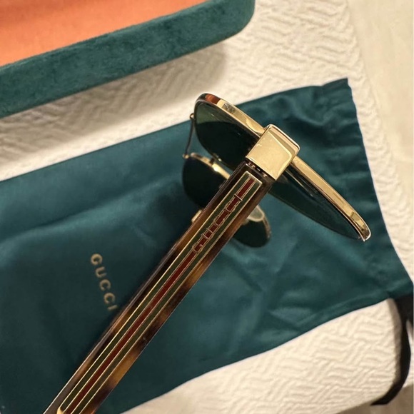 New with authenticity card Gucci Gold Frame Sunglasses - Picture 1 of 9